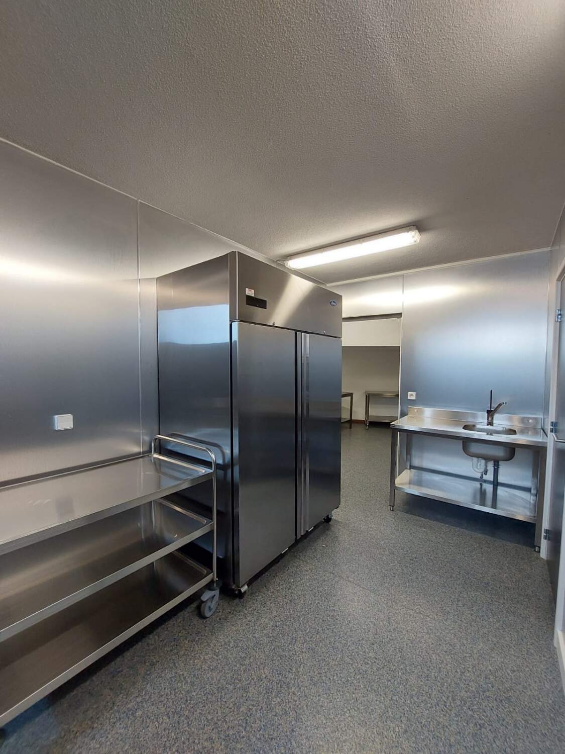 Frigo et cuisine professionnel dans une salle des fête